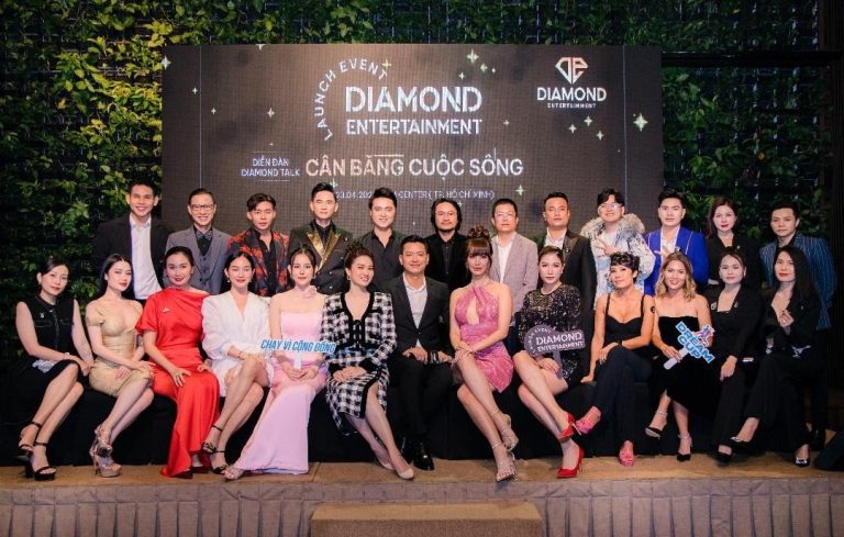 Siêu mẫu Hồ Đức Vĩnh – Giám đốc thương hiệu Diamond Entertainment chụp ảnh cùng các khách mời VIP và showbiz