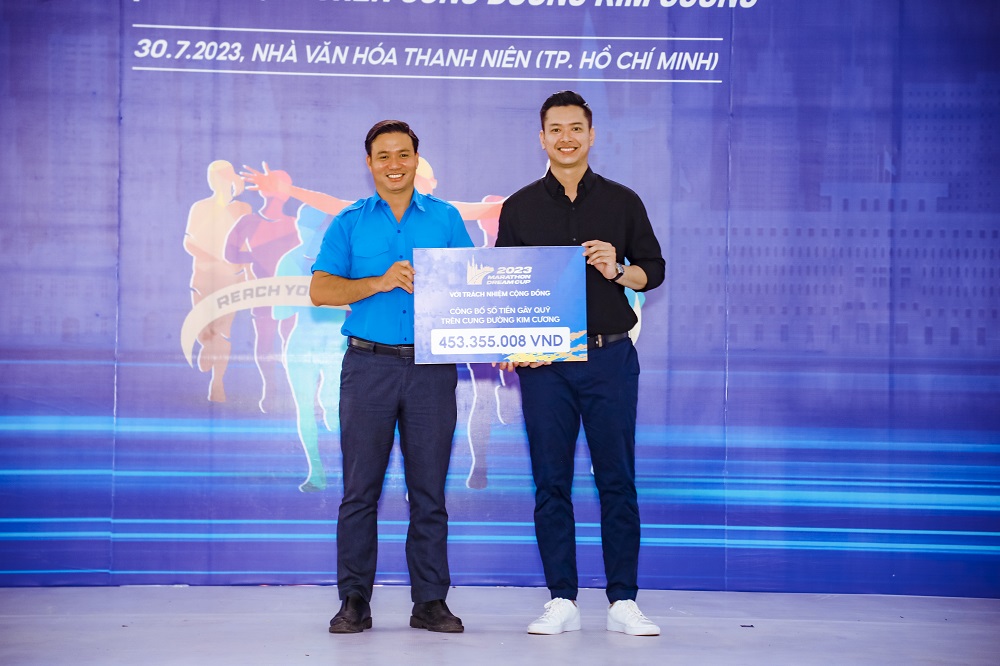 Diamond Entertaiment trao tặng số tiền hơn 453 triệu đồng gây quỹ từ Marathon Dream Cup 2023 đến Hội Liên hiệp Thanh niên Việt Nam