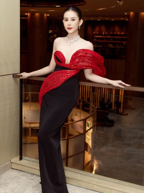 Người đẹp Cao Thùy Trang trở thành 'Queen of the Night' nhờ chiếc đầm tôn dáng. Cô phối trang phục tone đen - đỏ với trang sức đá quý, khoe hình thể mảnh mai và nước da trắng sứ.