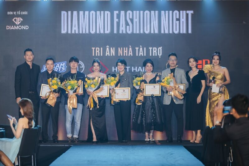 Siêu mẫu Hồ Đức Vĩnh người sáng lập Diamond Entertainment cùng Á hoàng Thanh Tâm trao hoa và tri ân đến nhà tài trợ