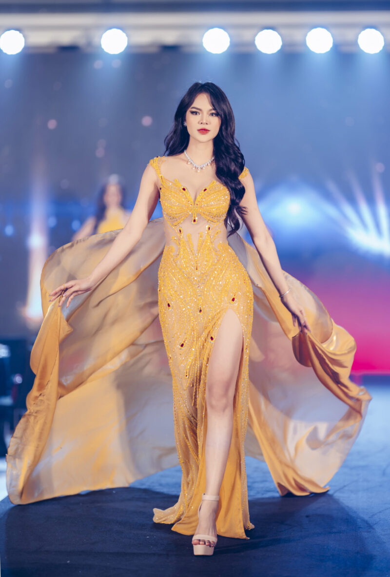 Vị trí first face được giao cho người mẫu - diễn viên Thái Trà My. Cô phô diễn hình thể trong thiết kế xuyên thấu, xẻ ngực và đùi.