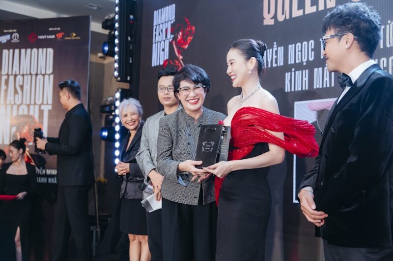 Còn Á hoàng Đá quý Cao Thuỳ Trang - “Queen of the Night” nhận được chiếc Kính mát nữ Gucci trị giá 12.800.000 đồng.