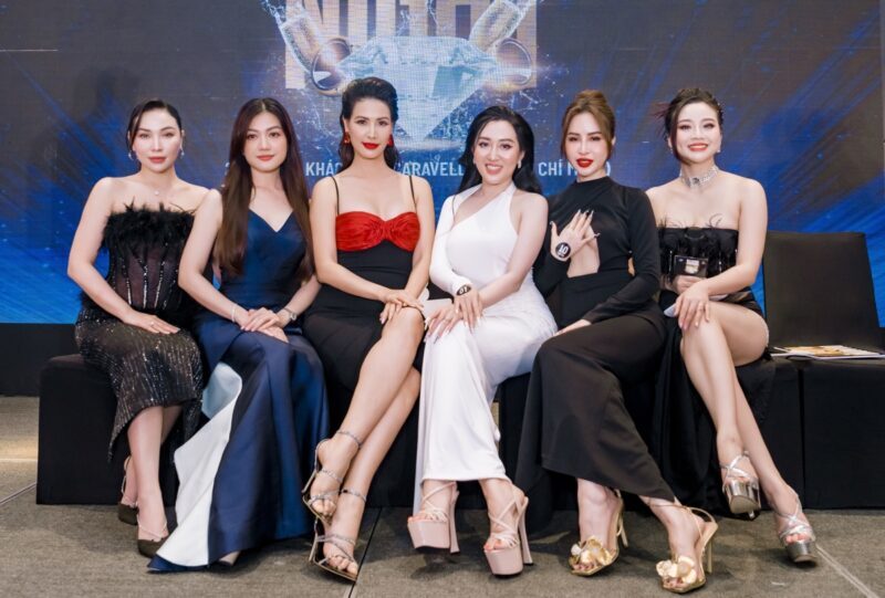 Dàn người đẹp khoe chân dài trước thềm sự kiện. Trong đó, người mẫu Quỳnh Thư (bìa trái) cuốn hút với đầm ren mỏng tang, người đẹp Thanh Hoài diện váy hai dây sắc đỏ bắt mắt.