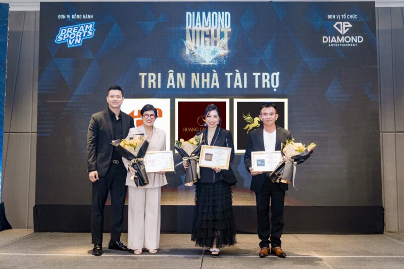 Siêu mẫu Hồ Đức Vĩnh - Nhà sáng lập và điều hành Diamond Entertainment trao tặng hoa và chứng nhận tri ân dành cho các đơn vị tài trợ của chương trình – Thương hiệu Tân Phát & Finifer – Hoàng Gia Pearl